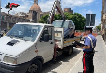 Usano un autocarro in prestito per "prelevare" le auto: arrestati