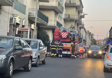 Giarre, si staccano dal tetto di un palazzo frammenti di pietra. Intervento dei Vigili del fuoco
