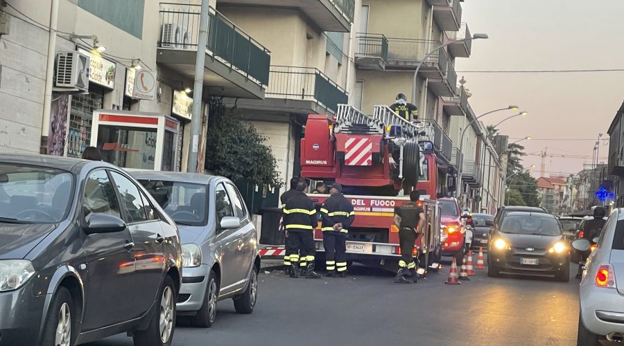 Giarre, si staccano dal tetto di un palazzo frammenti di pietra. Intervento dei Vigili del fuoco