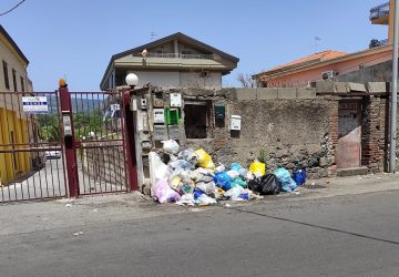 Sabbia e spazzatura sul lungomare di Mascali: l'opposizione attacca il sindaco Messina