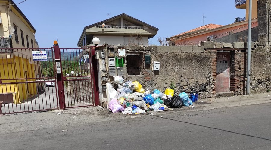 Sabbia e spazzatura sul lungomare di Mascali: l’opposizione attacca il sindaco Messina