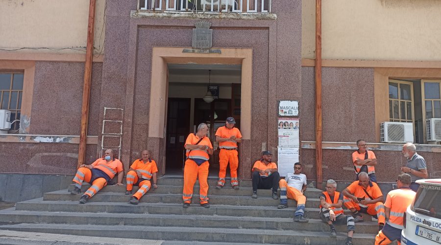 Mascali: operatori ecologici ancora senza stipendio