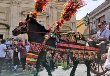 Il vulcano guarda dall'alto piazza San Vito
