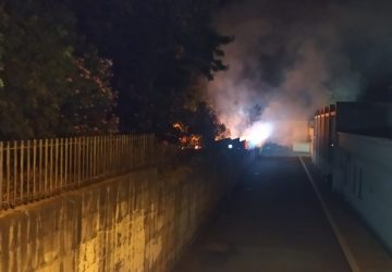 Giarre, villetta di via Pertini, divampa incendio. In allarme i residenti