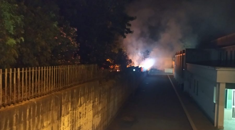 Giarre, villetta di via Pertini, divampa incendio. In allarme i residenti
