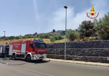 Vasto incendio sulla collina di Vampolieri: intervento in corso
