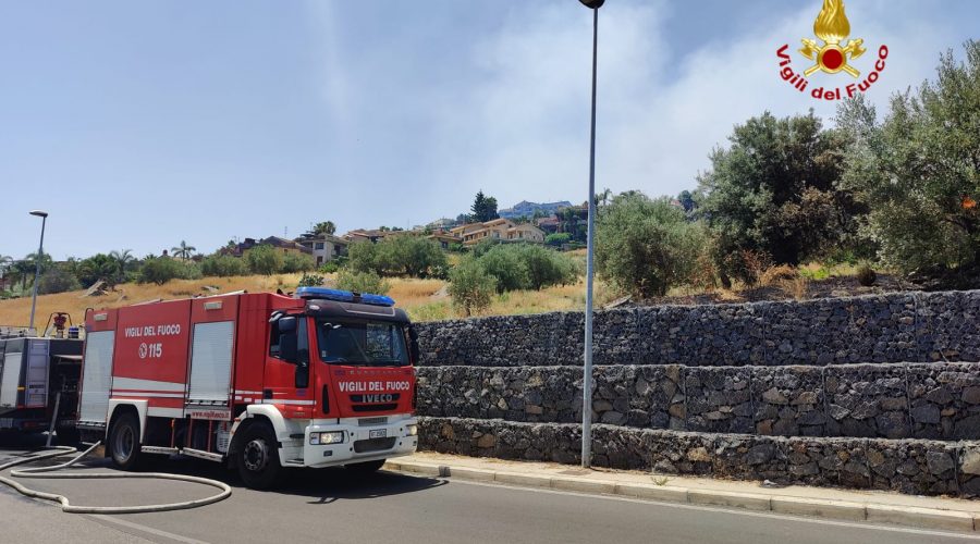 Vasto incendio sulla collina di Vampolieri: intervento in corso