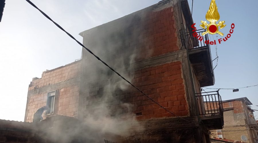 Incendio in tre abitazioni , un ferito lieve da intossicazione da fumo