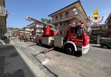 I Vigili del fuoco prestano soccorso a persona sovrappeso