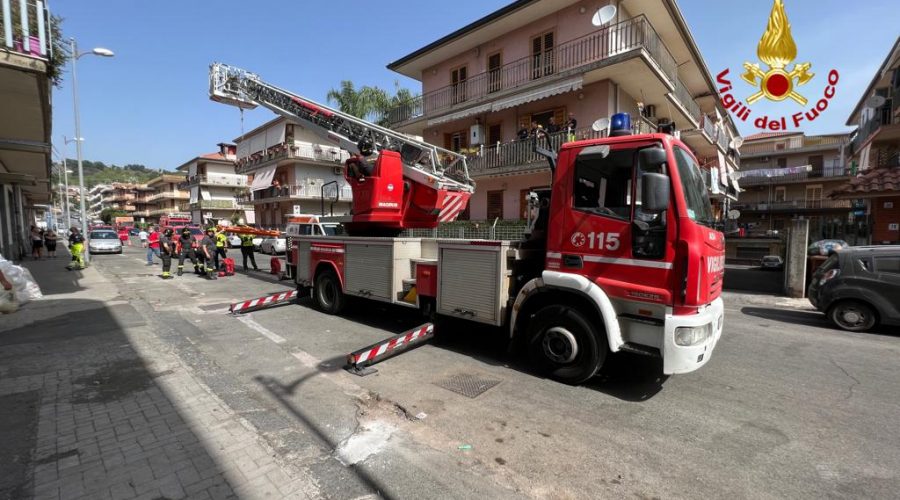 I Vigili del fuoco prestano soccorso a persona sovrappeso