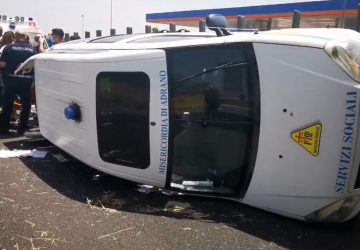 Mezzo di soccorso della Misericordia si ribalta sulla SS121. Interviene Elisoccorso