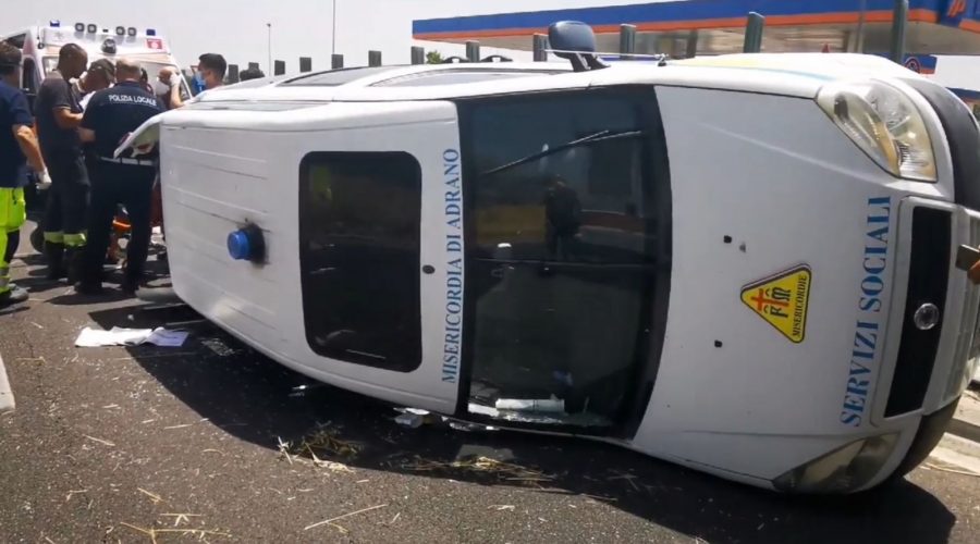 Mezzo di soccorso della Misericordia si ribalta sulla SS121. Interviene Elisoccorso