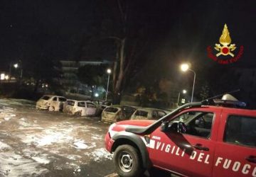 Incendio rifiuti a Catania, distrutte 14 auto parcheggiate