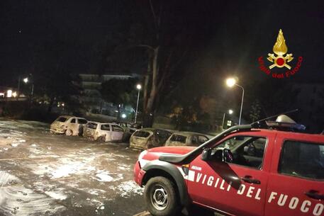 Incendio rifiuti a Catania, distrutte 14 auto parcheggiate