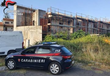 Riposto, rubano ponteggi in un cantiere edile: denunciati due paternesi