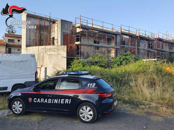 Riposto, rubano ponteggi in un cantiere edile: denunciati due paternesi