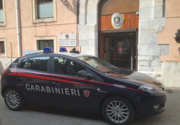 Taormina, spacciava droga dal balcone di casa: 35enne in manette