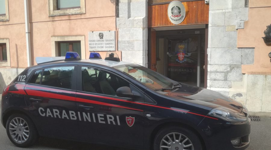 Taormina, spacciava droga dal balcone di casa: 35enne in manette