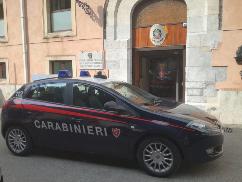 Taormina, spacciava droga dal balcone di casa: 35enne in manette