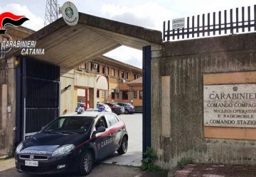 Si presenta in caserma a bordo di un&rsquo;auto rubata poco prima: arrestato