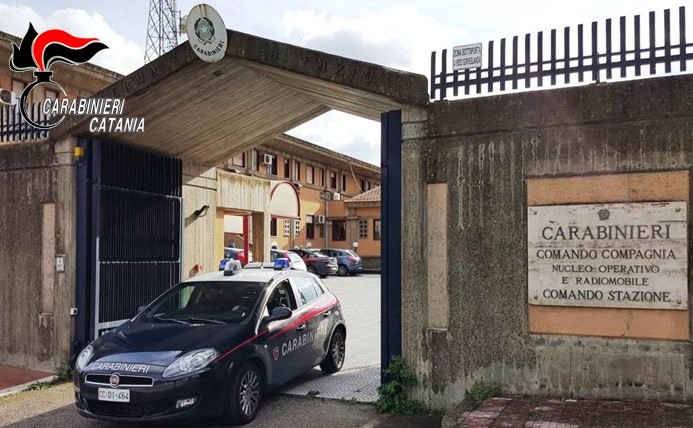 Si presenta in caserma a bordo di un’auto rubata poco prima: arrestato