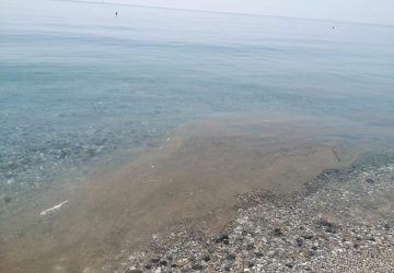 Mascali: bagnanti segnalano mare sporco. Le rassicurazioni del sindaco Messina