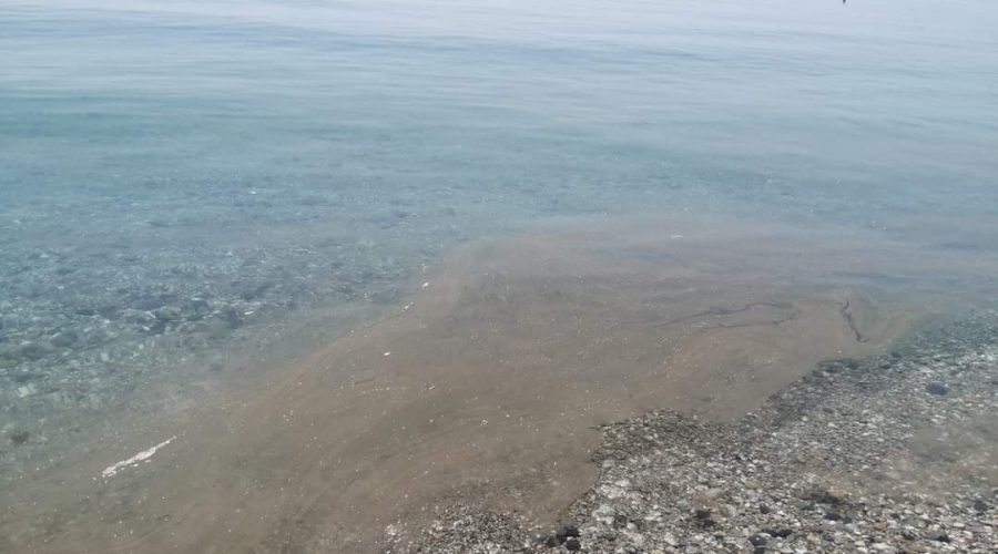 Mascali: bagnanti segnalano mare sporco. Le rassicurazioni del sindaco Messina