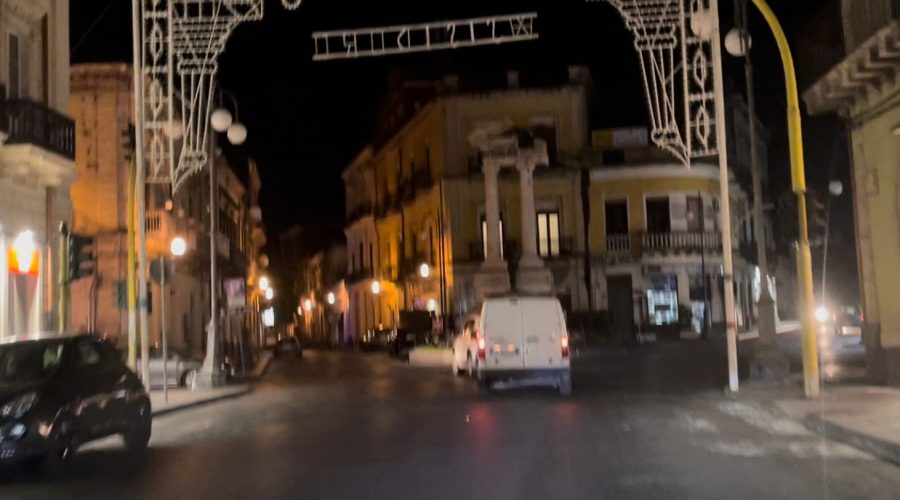 Giarre, città spettrale priva di illuminazione. Il sindaco Cantarella ha ancora orgoglio?