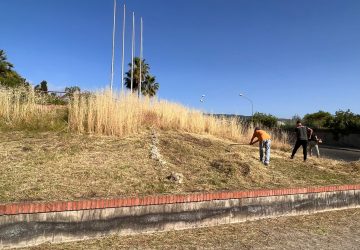 Giarre, volontari altruisti ripuliscono largo Cismon del Grappa