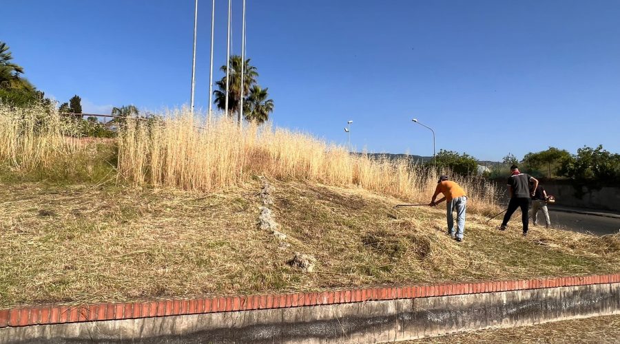 Giarre, volontari altruisti ripuliscono largo Cismon del Grappa