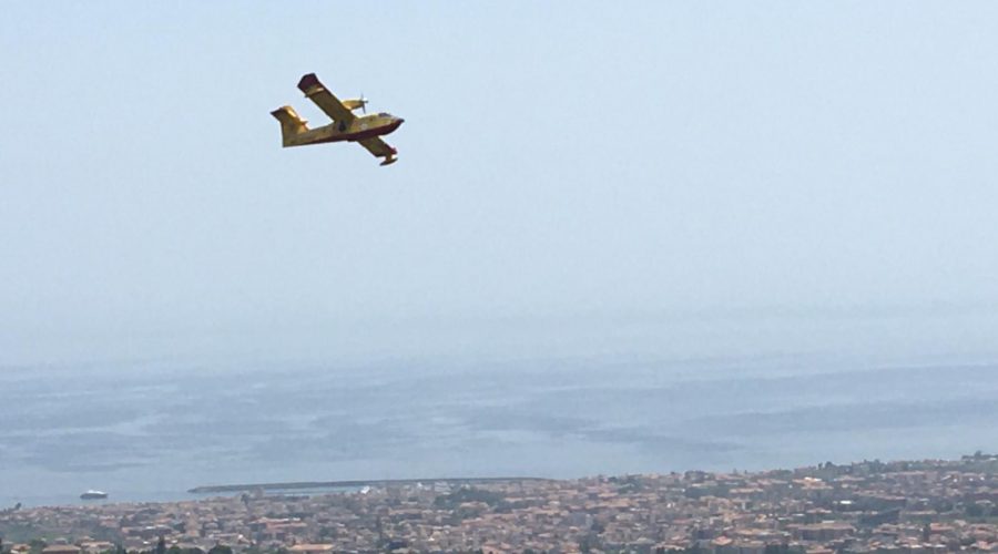 Giarre, incendio a monte di Macchia; San Leonardello e Mascali. Intervento anche di un canadair