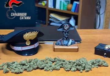 In auto con la famiglia sperona l&rsquo;auto dei Carabinieri: aveva la droga negli slip