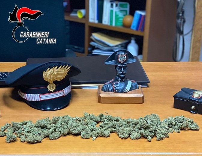 In auto con la famiglia sperona l’auto dei Carabinieri: aveva la droga negli slip