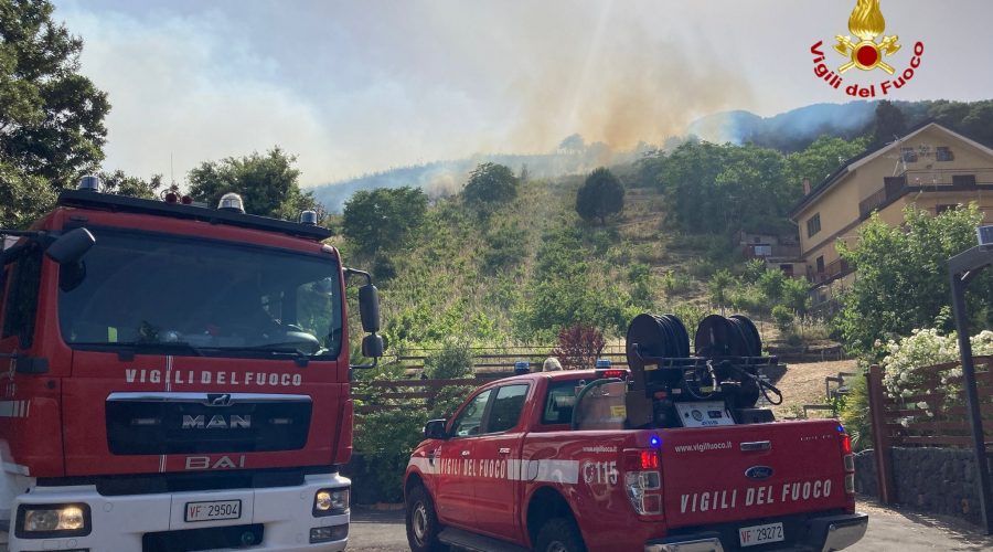 Allarme incendi per le alte temperature, diversi interventi dei Vigili del fuoco