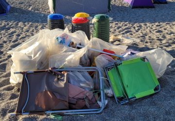 Fondachello, gli ecopoint in spiaggia seppelliti dai rifiuti