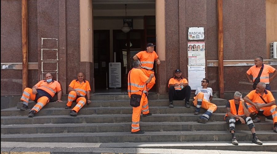 Mascali, liquidati gli stipendi arretrati agli operatori ecologici