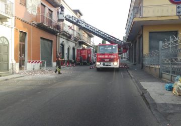 Giarre, frammenti si staccano dal ballatoio di un balcone. Interviene l'autoscala del 115