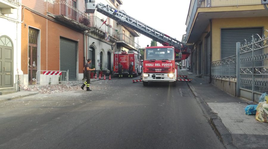 Giarre, frammenti si staccano dal ballatoio di un balcone. Interviene l’autoscala del 115