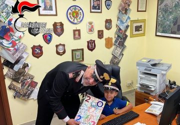 Riposto, baby "carabiniere" festeggia in caserma il compleanno