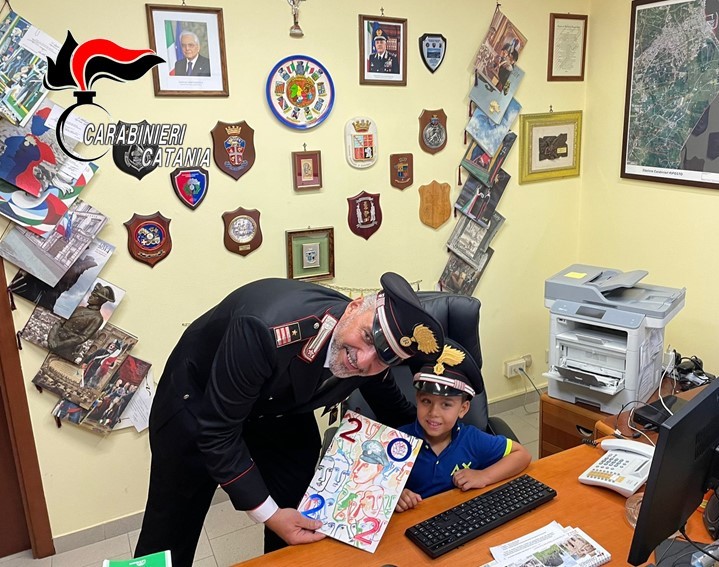 Riposto, baby “carabiniere” festeggia in caserma il compleanno