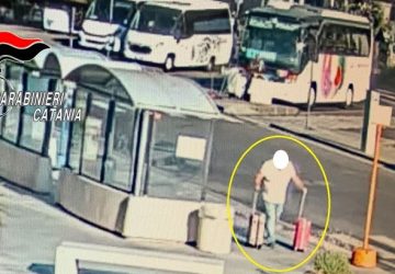 Ruba due valigie all&rsquo;aeroporto: beccato e denunciato