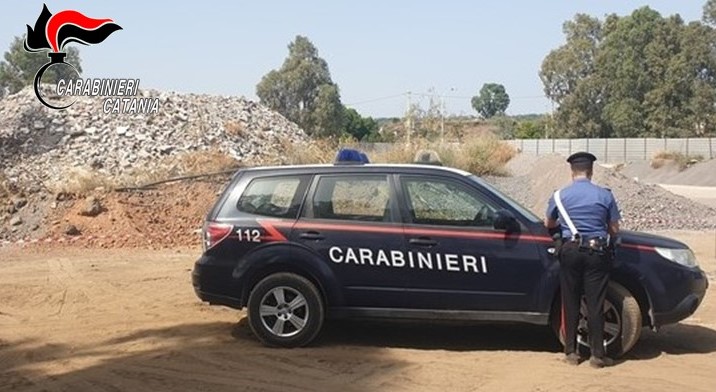 Sequestrata una discarica abusiva: rinvenute tonnellate di scarti della lavorazione del basalto lavico