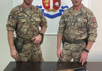 Nascondeva un fucile clandestino dietro la sua abitazione. Arrestato spacciatore di 28 anni