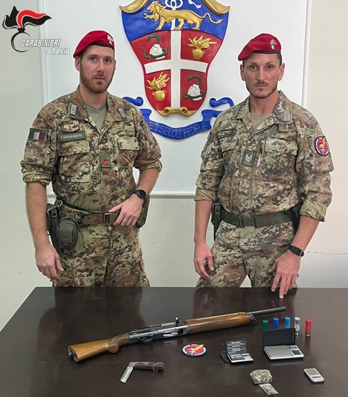 Nascondeva un fucile clandestino dietro la sua abitazione. Arrestato spacciatore di 28 anni