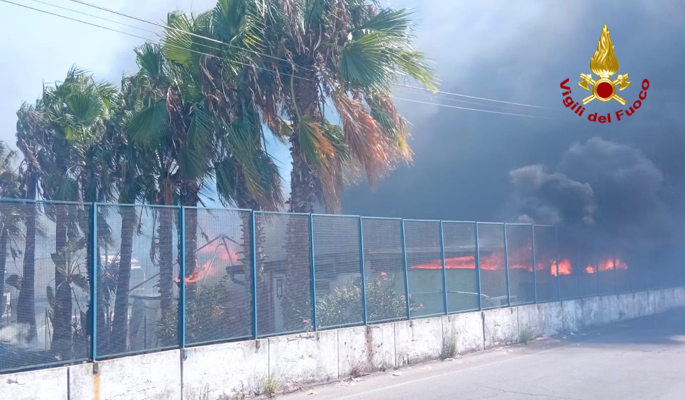 Catania, vasto incendio nei pressi dello svincolo di San Gregorio