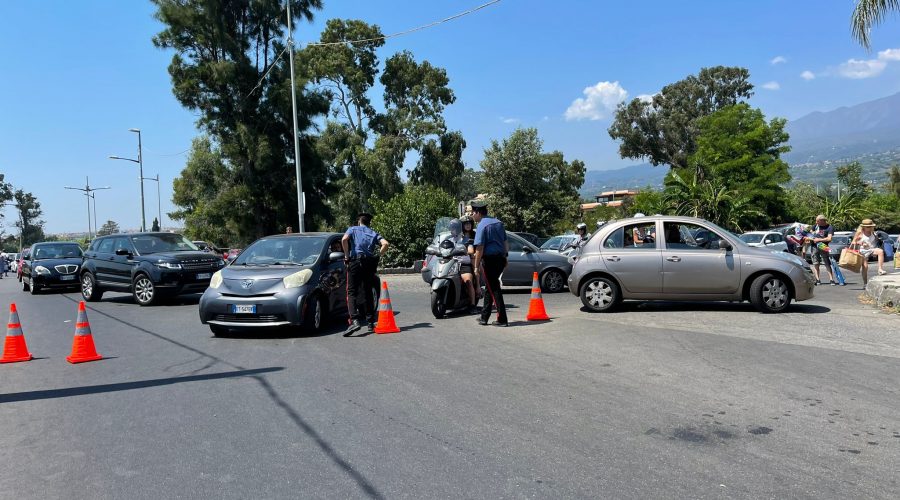 Precipita al suolo ramo d’albero in via Spiaggia. Strada chiusa al traffico e lunghe code