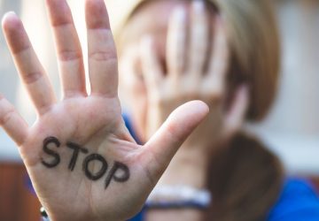 Giarre e lo stalker dei manifestini: donna 50enne assediata dalle minacce