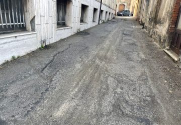 Via Gentile, cuore del centro storico, ridotta a volgare trazzera