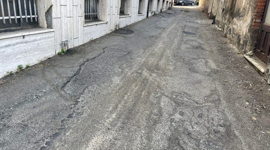 Via Gentile, cuore del centro storico, ridotta a volgare trazzera