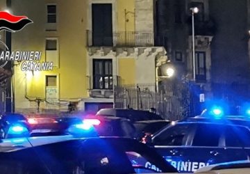 Scorrazza di notte in pieno centro con un&rsquo;auto rubata: arrestato un 20enne